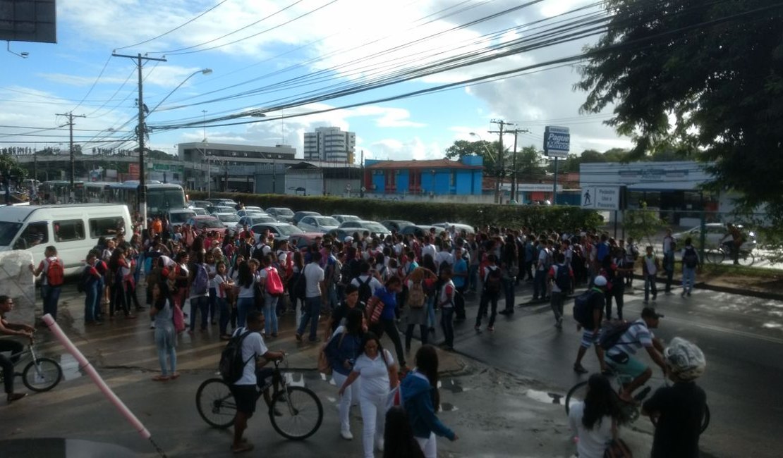 Alunos e motoristas da rede estadual voltam a fechar Fernandes Lima em protesto