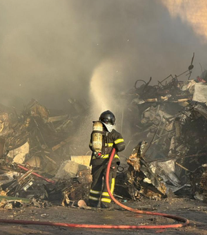 Incêndio atinge área utilizada como ferro-velho e ponto de reciclagem na Vila Canaã, em Arapiraca
