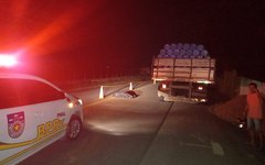 Motociclista morre ao colidir na traseira de caminhão, em Taquarana