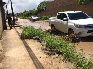 [Vídeo] Moradores protestam por obra de pavimentação em rua alagada de Arapiraca