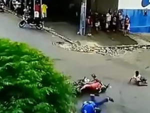 [Vídeo ]Criança cruza rua correndo e é atingida por motocicleta, em Arapiraca