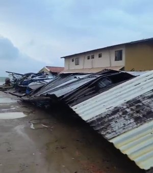 [Vídeo] Ventania derruba telhado de marina no município de Maragogi