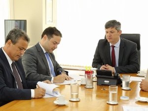 Governador assina convênio para construção de viaduto em Maceió