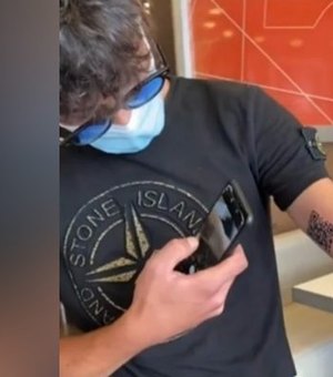 Homem tatua comprovante digital da vacinação: “Gosto de me destacar”