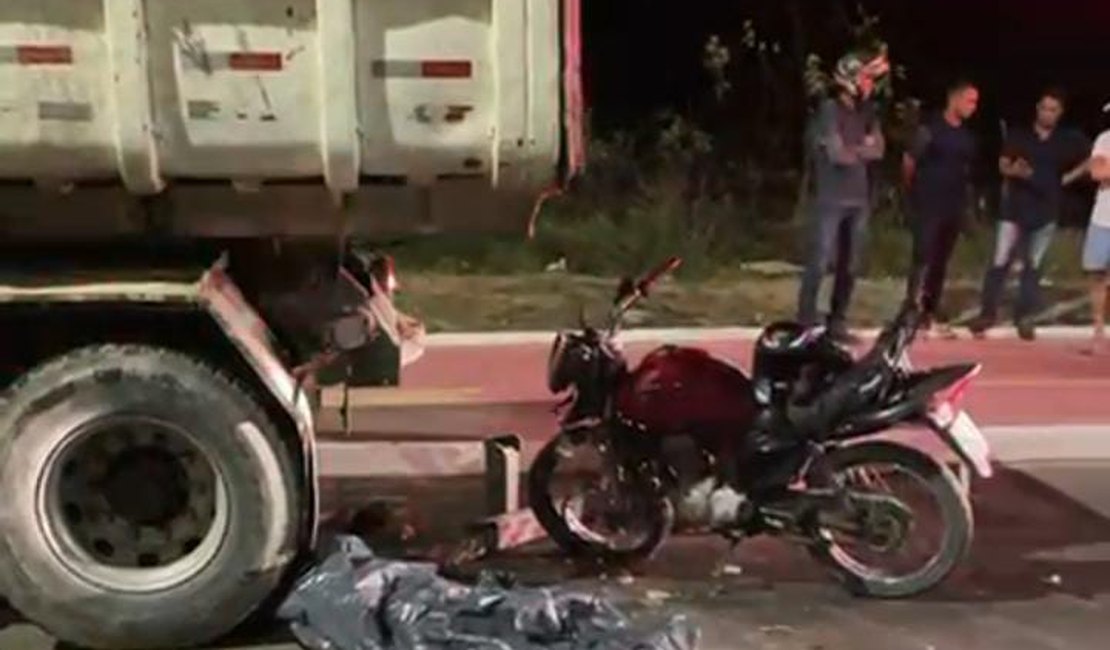 Motociclista morre após colidir em caminhão na Rota do Mar