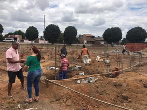 Prefeita Tainá Veiga visita obras e anuncia reforma de praças