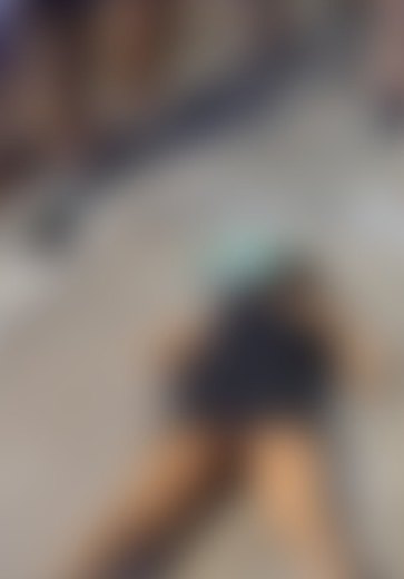 Mulher é alvejada a tiros e morre na calçada no Trapiche da Barra, em Maceió