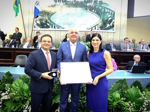 [Vídeo] Médico e empresário Fábio Farias é homenageado na ALE com Comenda Tavares Bastos