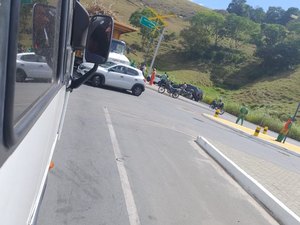 Caminhão e carro colidem na rodovia AL 105