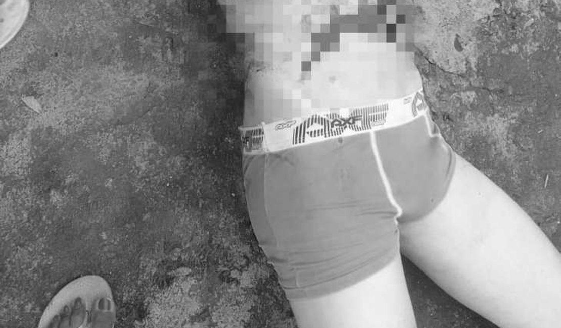 Jovem é encontrado morto seminu no Conjunto Henrique Equelman, em Maceió