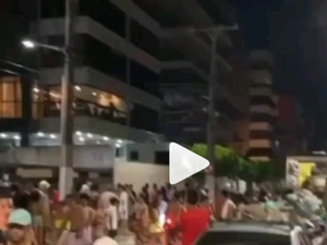 Foliões se incomodam com objetos jogados de edifício da orla e revidam em Maceió