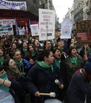 Deputados argentinos aprovam legalização do aborto; projeto vai para o Senado