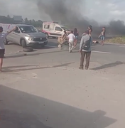 Família de jovem e bebê desaparecidas protesta na BR-104, em Rio Largo