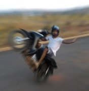 Homem é flagrado empinando moto e tenta fugir da Policia em Palmeira