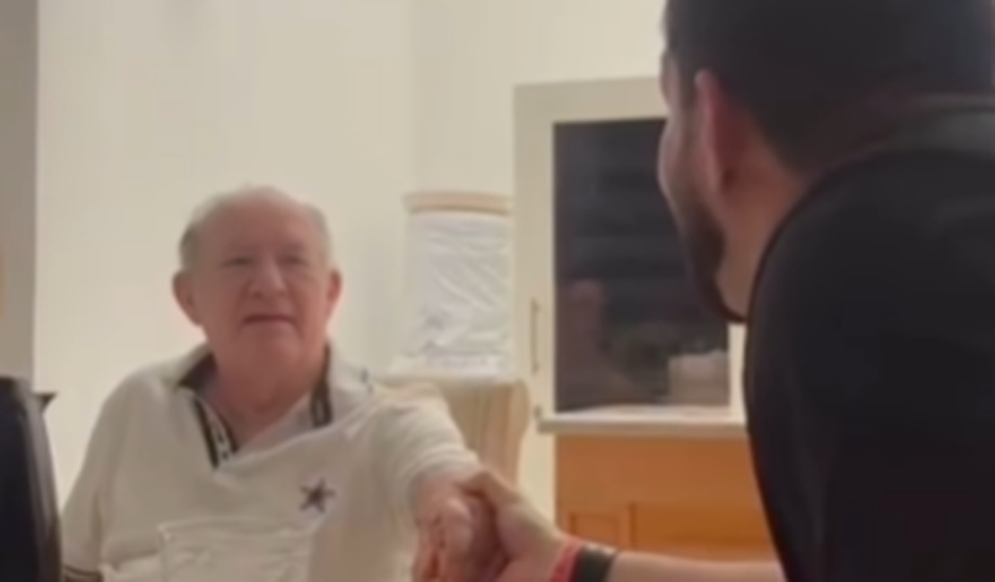 Emoção: Evangelista André Vitor se encontra com Renato Aragão e família