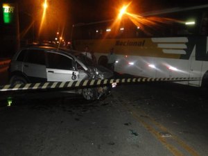 Carro invade contramão e bate de frente com ônibus