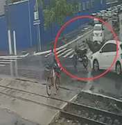 Carro atinge motociclista que é arremessado em cruzamento, no bairro Poço
