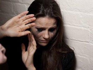 Mulher de 19 anos é agredida com soco no rosto e companheiro foge