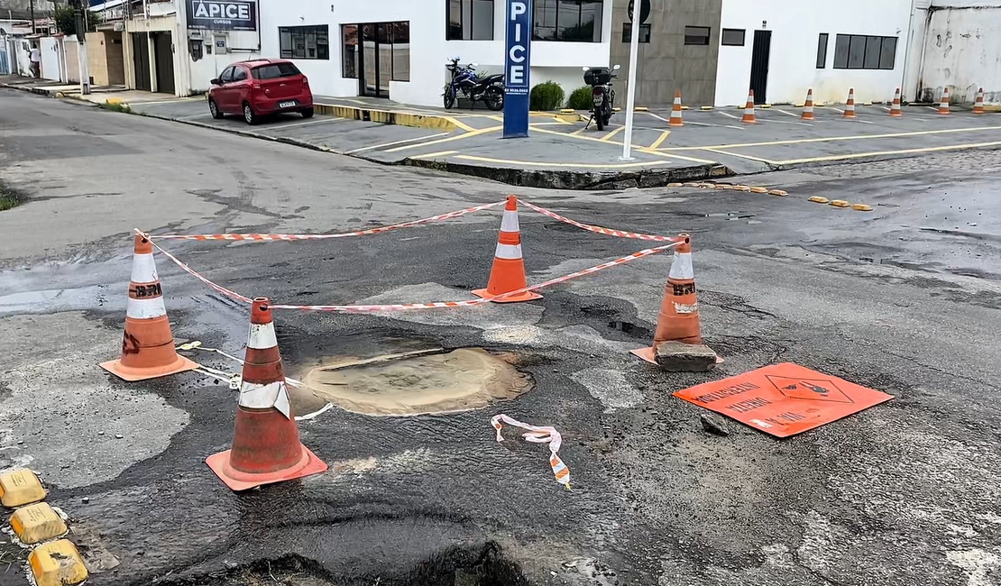 [Vídeo] Vazamento de água persiste há três semanas na Avenida Brasil