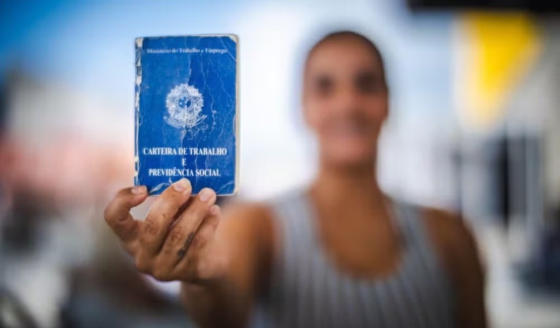 Desemprego fica em 5,6% no trimestre até maio, menor taxa para o período, diz IBGE
