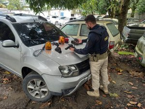 Dupla é presa após se passar por PM e extorquir donos de ferros-velhos