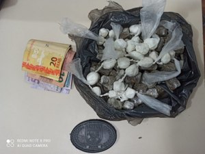 Homem pula muro de residências para fugir de cerco policial, mas é preso com maconha e cocaína