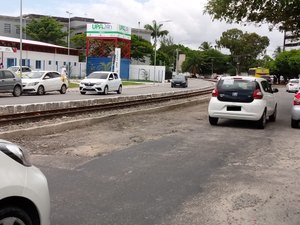 Motoristas reclamam de buracos em avenida no Jaraguá