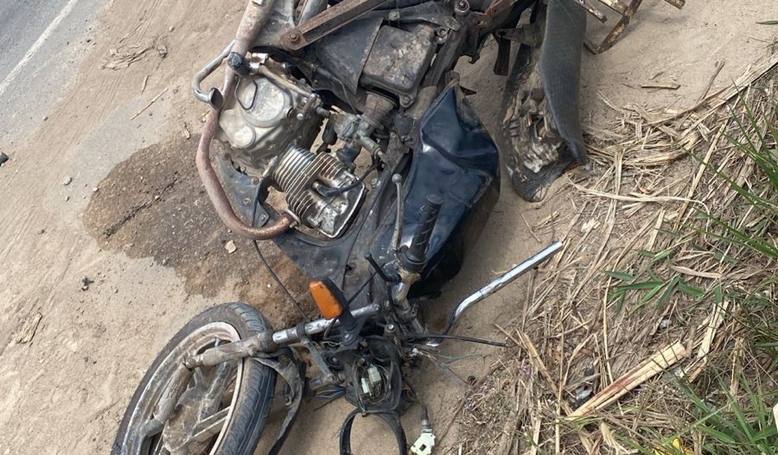 [Vídeo] Colisão entre caçamba e ciclomotor deixa homem ferido em São Luís do Quitunde