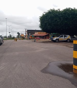 Dupla trafega na contramão, colide em cerca e acaba presa no município de Arapiraca