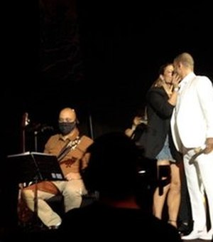 Paolla Oliveira troca beijos com Diogo Nogueira em show no Rio
