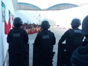 Celulares, drogas e armas são apreendidos durante operação no Cyridião Durval