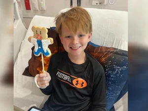 Menino de 11 anos sofre AVC após acidente em escola