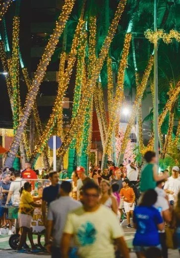 Iluminação de Natal impulsiona a economia e fortalece ambulantes de Maceió