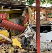 Após motorista perder o controle, carro invade bar na Serraria