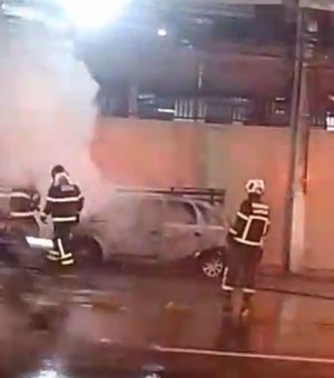 Veículo é destruído por incêndio no bairro Mangabeiras, em Maceió