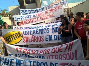 Professores protestam contra salários atrasados