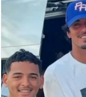 De boné e escondido por toalha, Gabriel Medina é reconhecido por fãs em praia de Maceió
