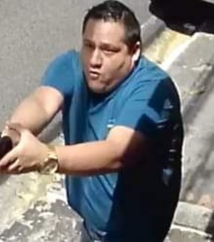 [Vídeo] Homem se passa por cliente e assalta loja de celulares em Maceió