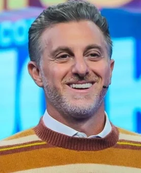 Luciano Huck brinca em vídeo: 'Fazendo tudo, menos harmonização no nariz'