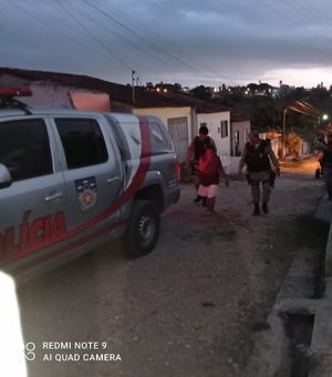 Polícia apreende R$ 45 mil e drogas em cima de telhado de casa em Penedo