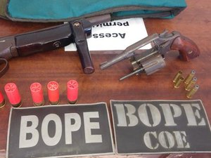 Dois são presos por posse ilegal de arma de fogo em Canafístula