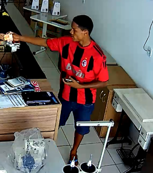 Vídeo flagra ação de assaltante em loja no Centro de Maceió