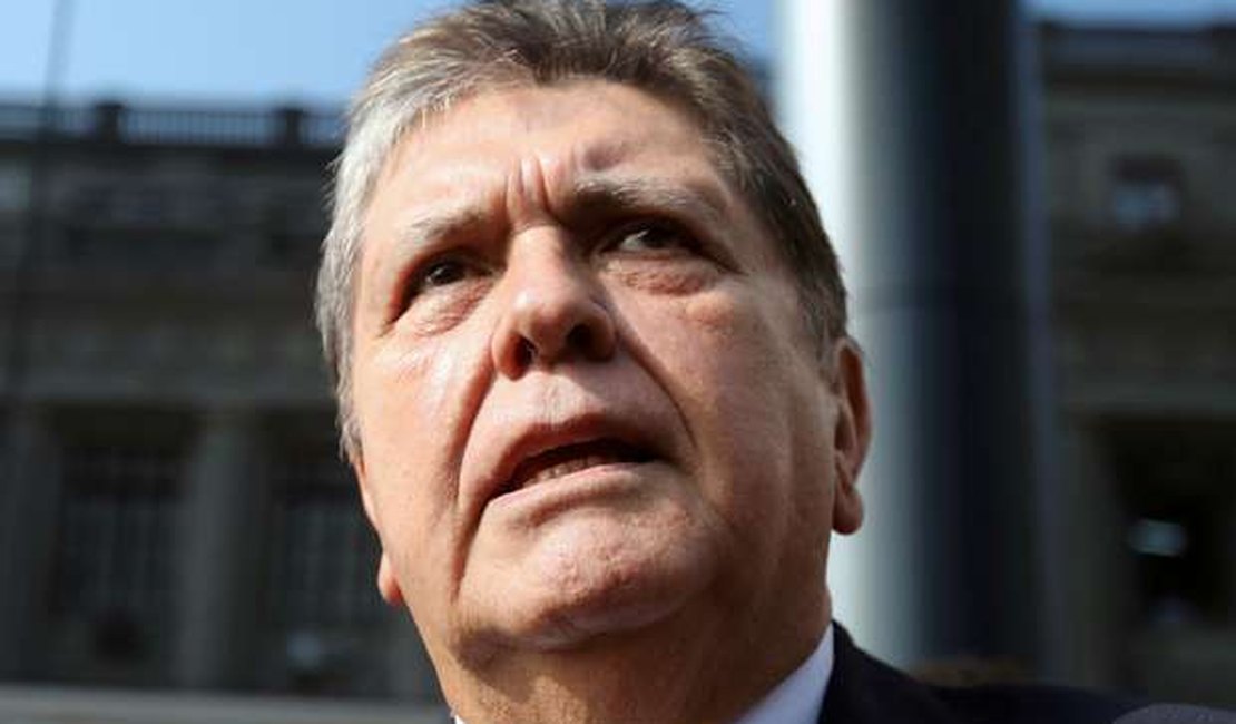 Ex-presidente do Peru Alan García atira em si mesmo após polícia tentar prendê-lo por caso Odebrecht 