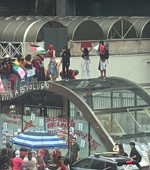 Manifestantes picham e quebram estações de metrô após ato pró-Lula
