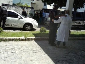 Trio invade hospital e após troca de tiros duas pessoas são atingidas