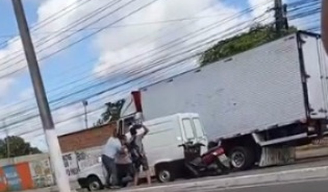 [Vídeo] Briga generalizada provoca tumulto e deixa trânsito lento na Avenida Cachoeira do Meirim, em Maceió