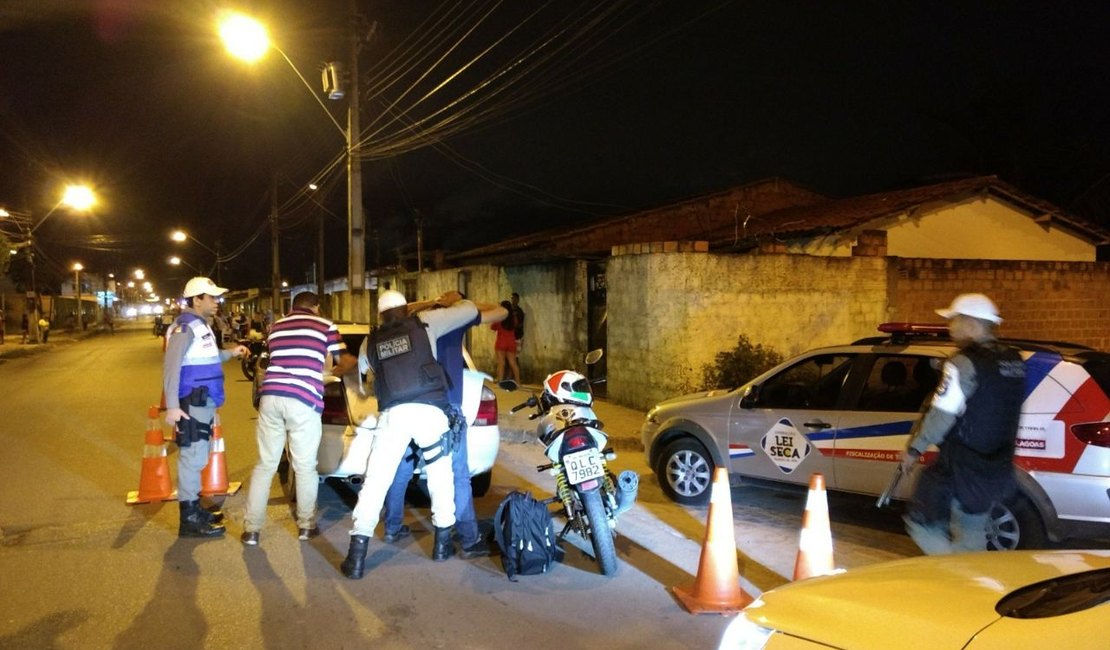 Lei Seca autua 41 condutores e flagra outros oito inabilitados em Maceió