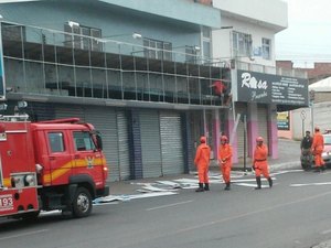 Homem tenta furtar loja e acaba preso na fachada do estabelecimento