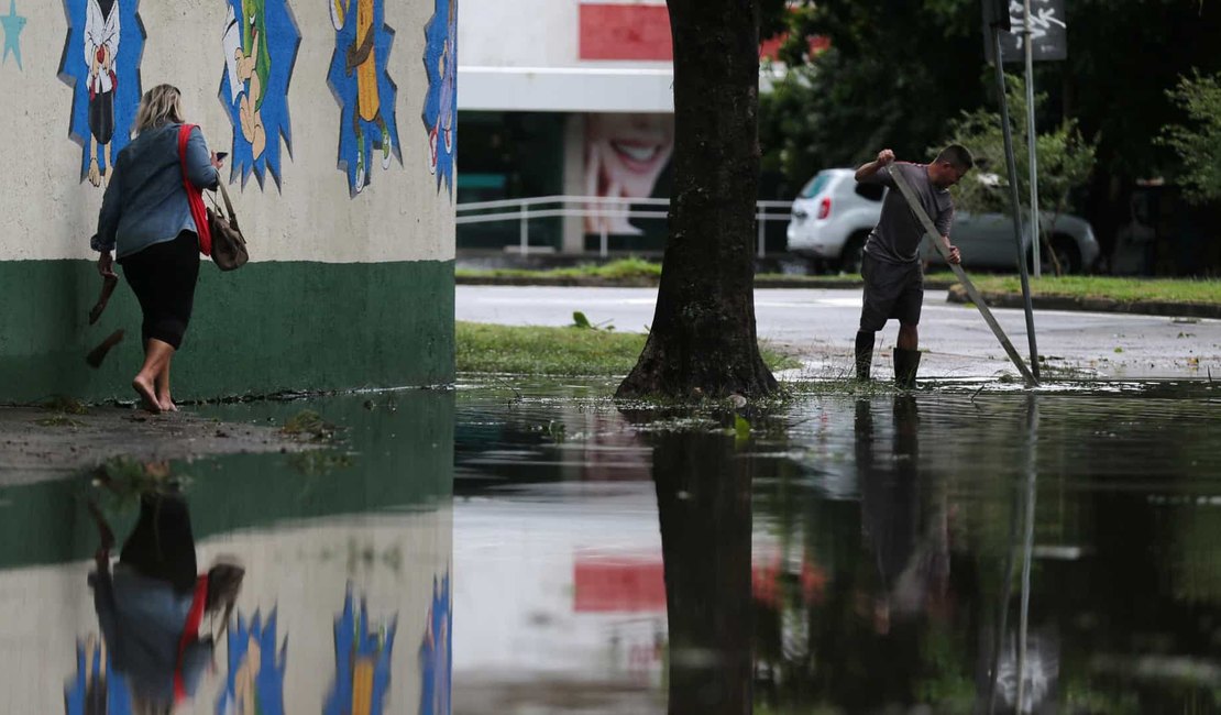 Com previsão de nova chuva forte nos próximos dias, Rio cancela aulas