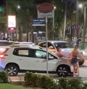 [Vídeo] Homem sobe no capô de veículo e motorista dispara em alta velocidade, em Maceió   